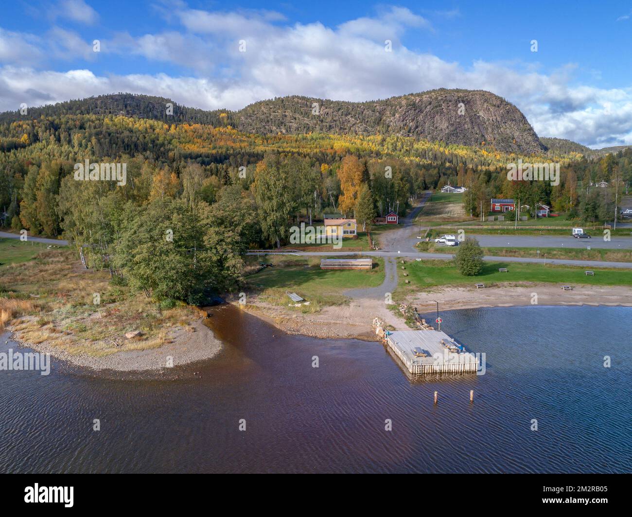 Blick auf die Berge und das Meer auf dem campingplatz skuleberget Caravan Camping in Hoga Kusten Schweden. Stockfoto
