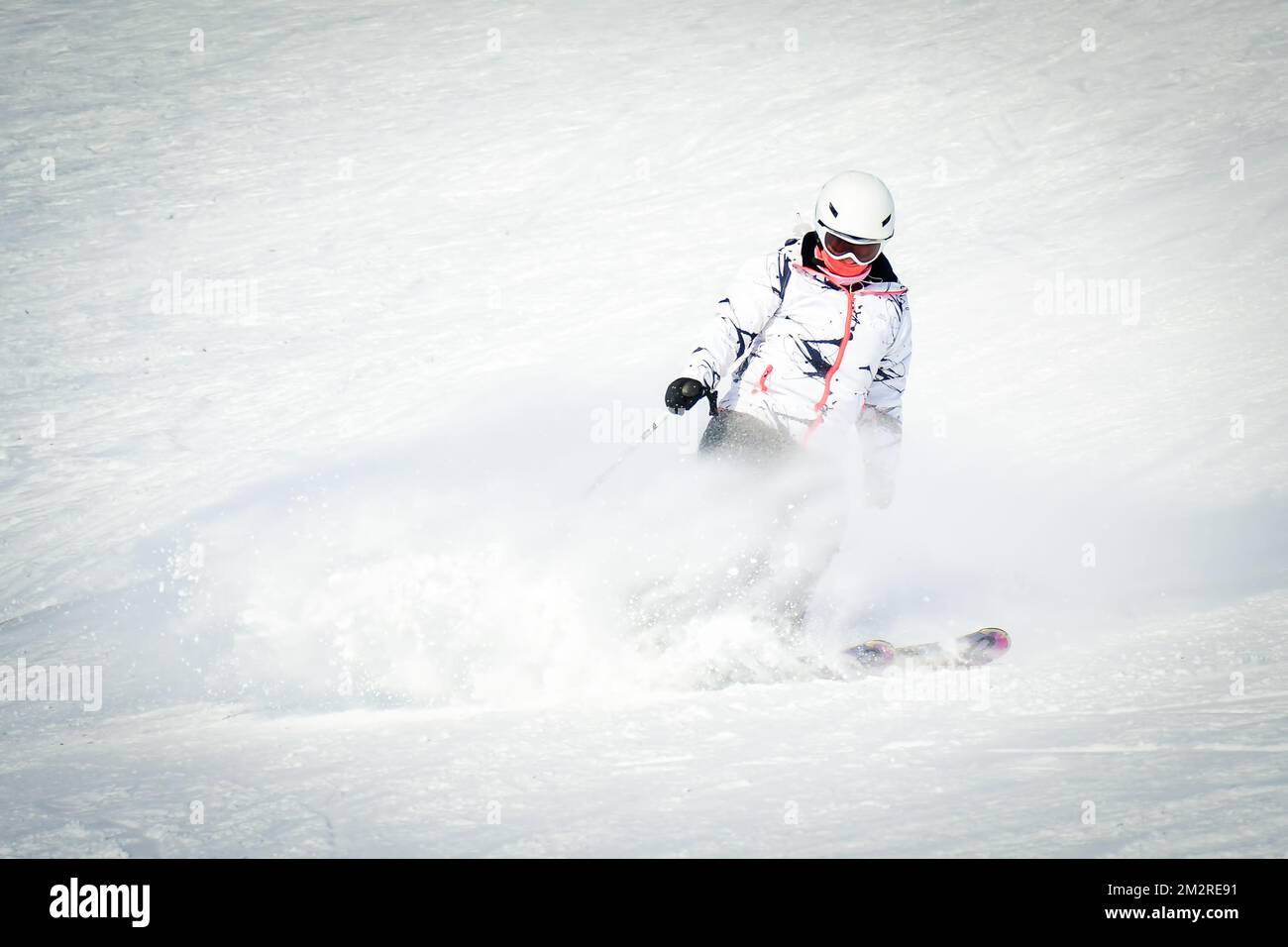 Weibliche Skifahrerin, extreme Skipisten, Abfahrtsseite superschnell bei schneebedeckten Bedingungen zur Gondel mit Berghintergrund. Georgia Reiseziel Caucasu Stockfoto