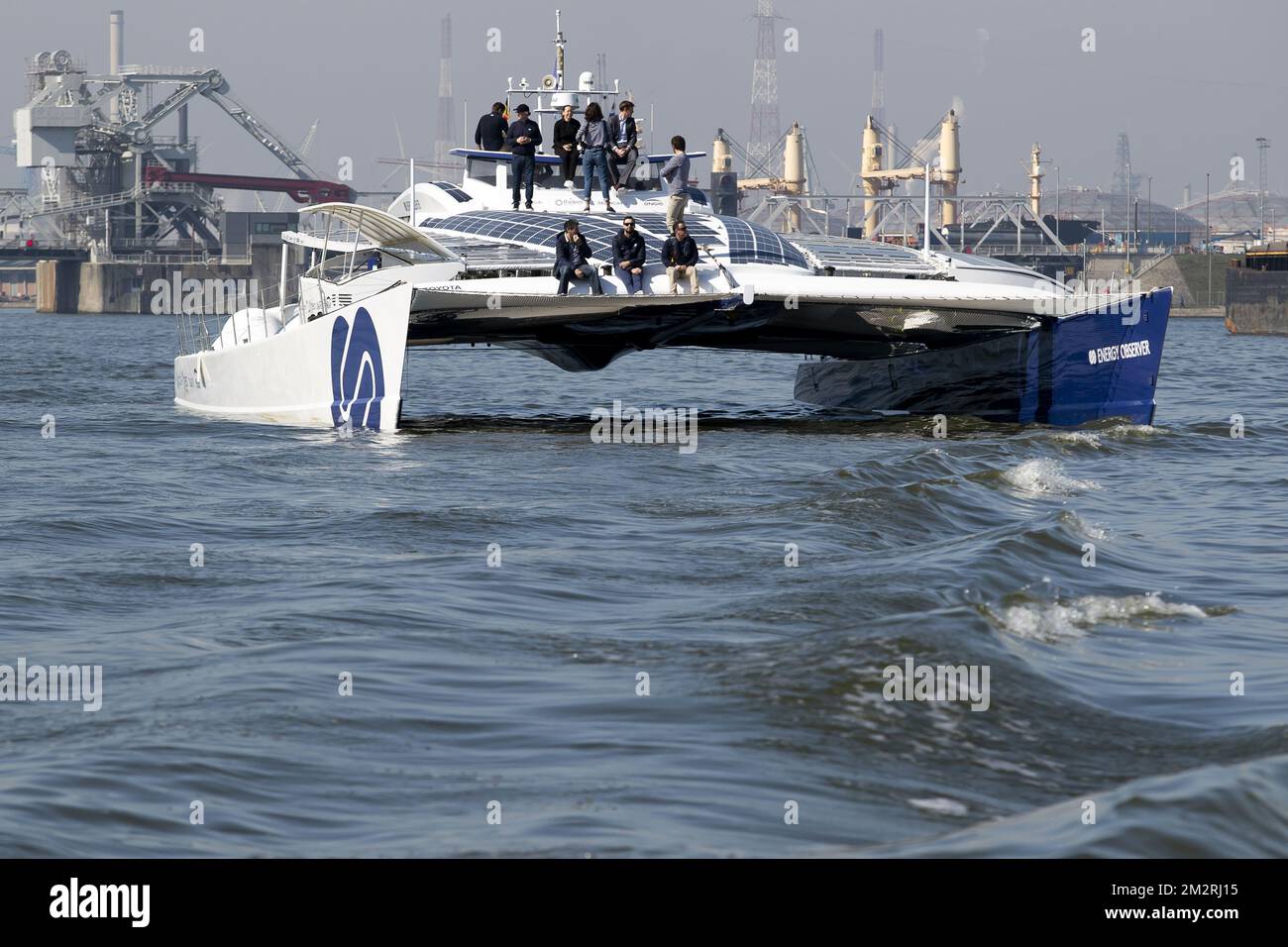 Abbildung zeigt einen Besuch des Bootes, des Energy Observer Spezialkatamarans, des ersten Wasserstoffschiffs, das auf Energieautonomie abzielt, mit null Treibhausgasemissionen oder Feinstaub am Freitag, den 22. März 2019, in Antwerpen. BELGA FOTO KRISTOF VAN ACCOM Stockfoto