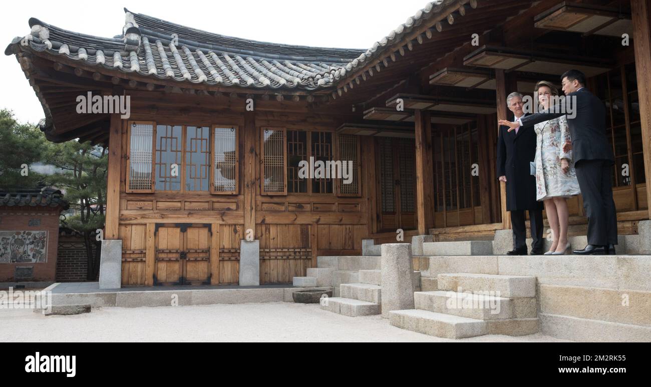 König Philippe - Filip und Königin Mathilde von Belgien bei einem Besuch eines Möbelmuseums in einem alten Edelmannshaus, mit der traditionellen Teezeremonie in Seoul, Südkorea, Montag, den 25. März 2019. Das belgische Königspaar ist vier Tage in Südkorea. BELGA FOTO BENOIT DOPPPAGNE Stockfoto