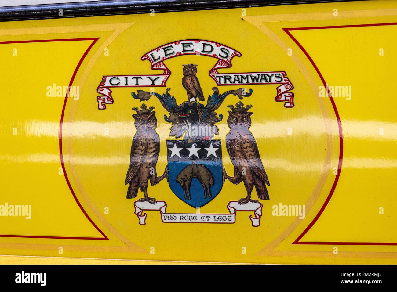 Leeds City Coat of Arms auf der Seite der Leeds City Transport Tram Nr. 399, National Tramway Museum, Crich, Matlock, Derbyshire, England. Stockfoto