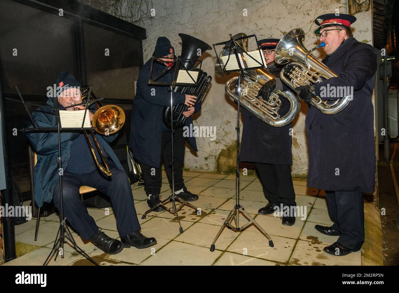Die Brass-Band der Heilsarmee spielt Weihnachtslieder in Großbritannien Stockfoto