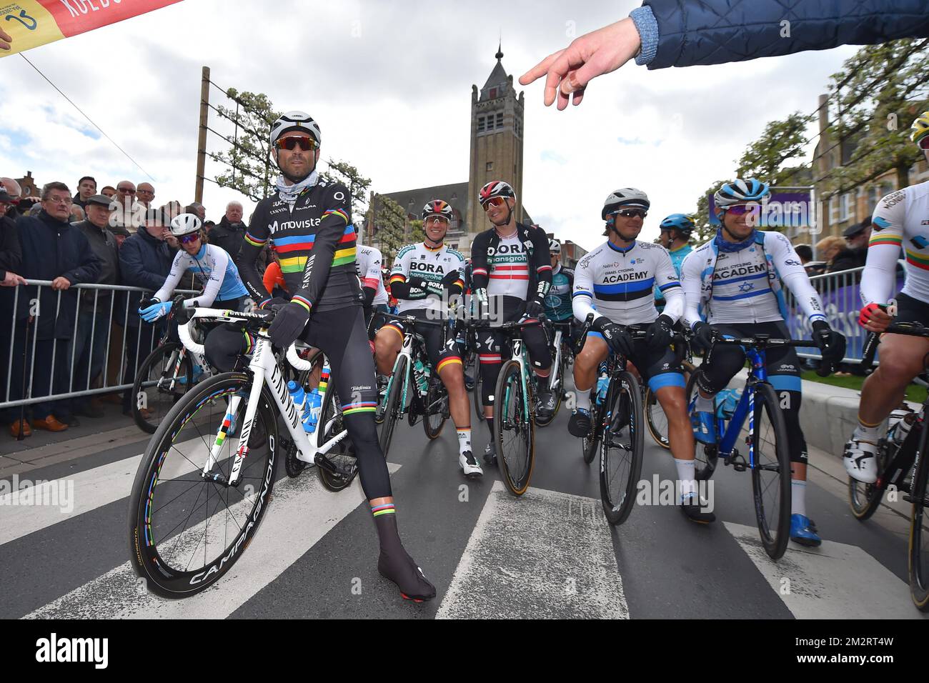 Spanischer Alejandro Valverde vom Movistar Team (L), Bild zu Beginn der 74.. Ausgabe des Radrennen „Dwars Door Vlaanderen“, 182,8 km von Roeselare nach Waregem, Mittwoch, 03. April 2019. BELGA FOTO DAVID STOCKMAN Stockfoto