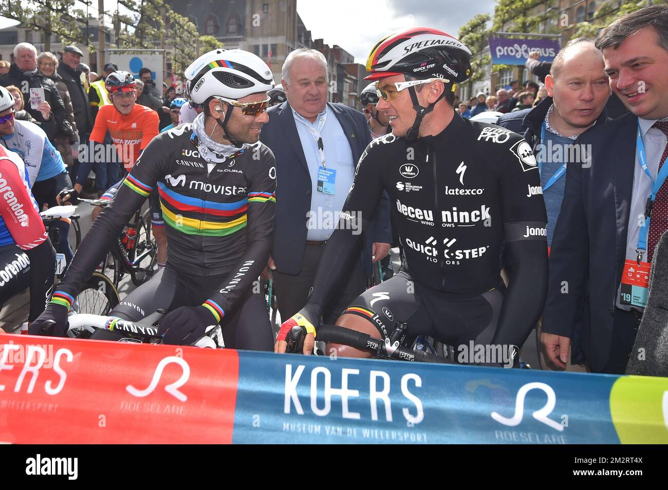 Spanischer Alejandro Valverde vom Movistar Team (L), Bild zu Beginn der 74.. Ausgabe des Radrennen „Dwars Door Vlaanderen“, 182,8 km von Roeselare nach Waregem, Mittwoch, 03. April 2019. BELGA FOTO DAVID STOCKMAN Stockfoto