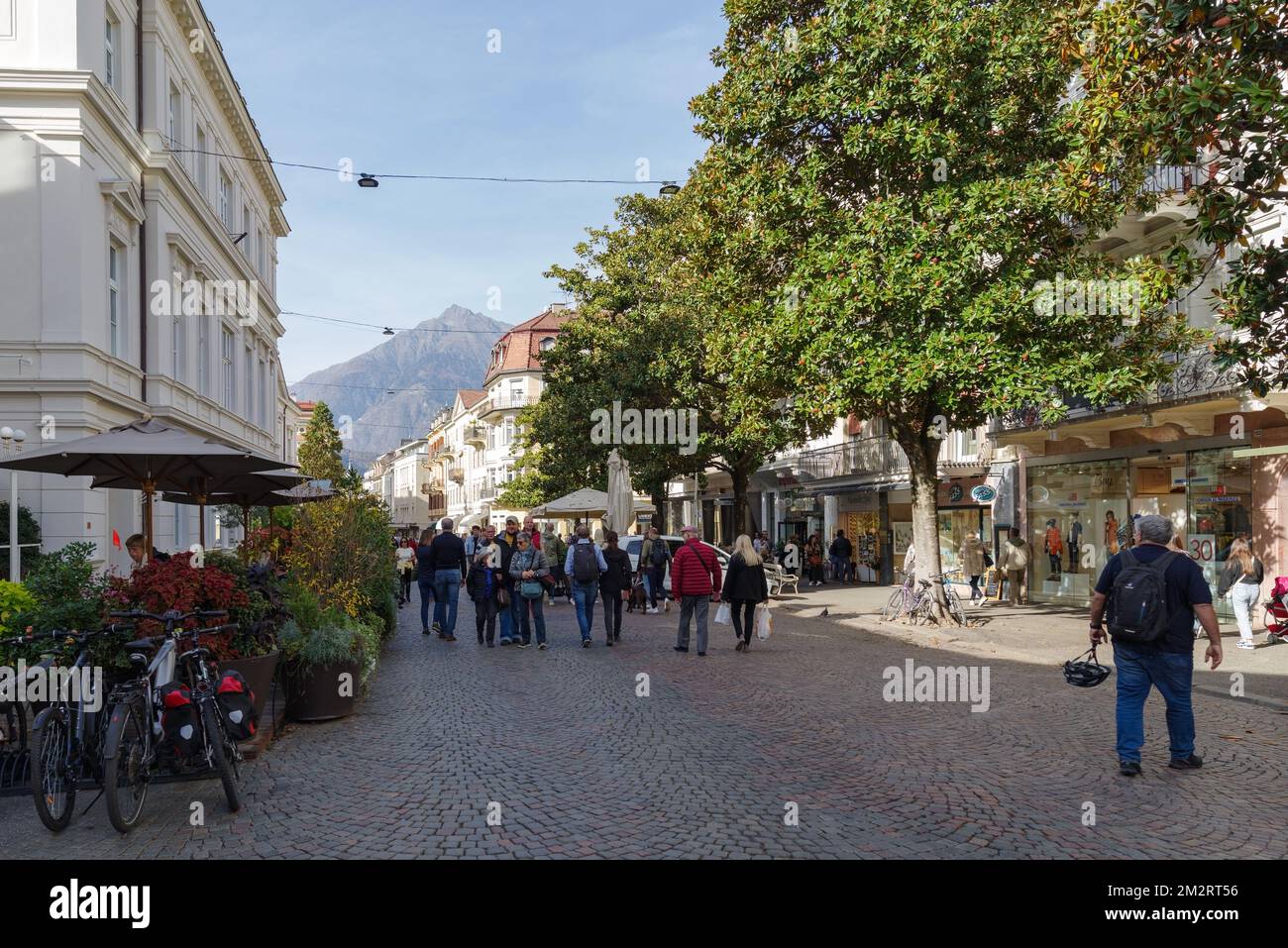 Blick auf die Straße in Merano, Autonome Provinz Bozen, Südtirol, Norditalien Stockfoto