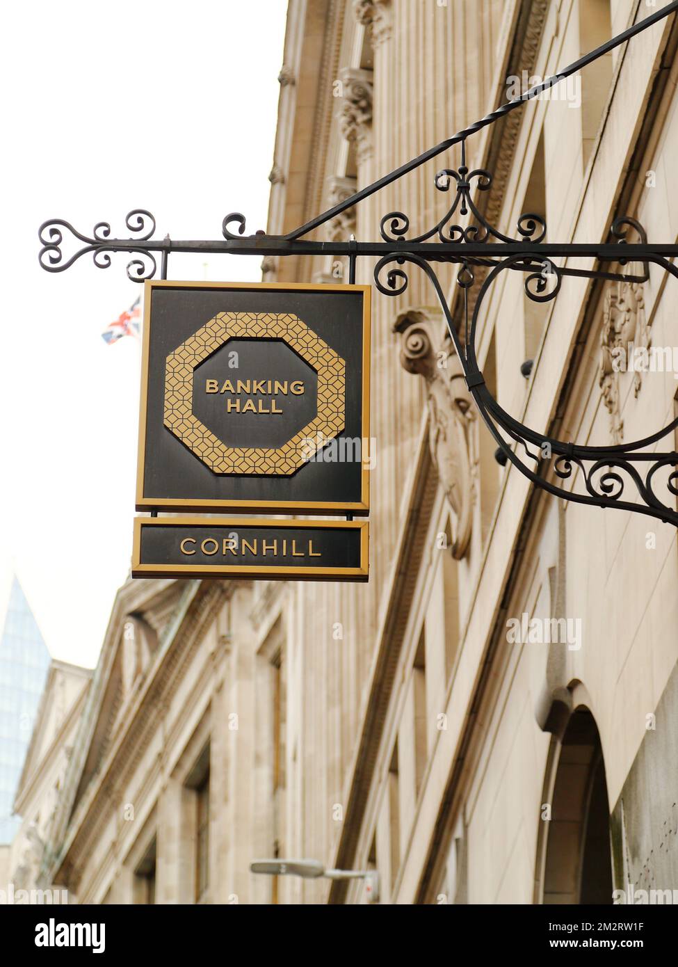 Schild „Banking Hall“ an diesem berühmten Bürogebäude in Cornhill, London, Großbritannien Stockfoto