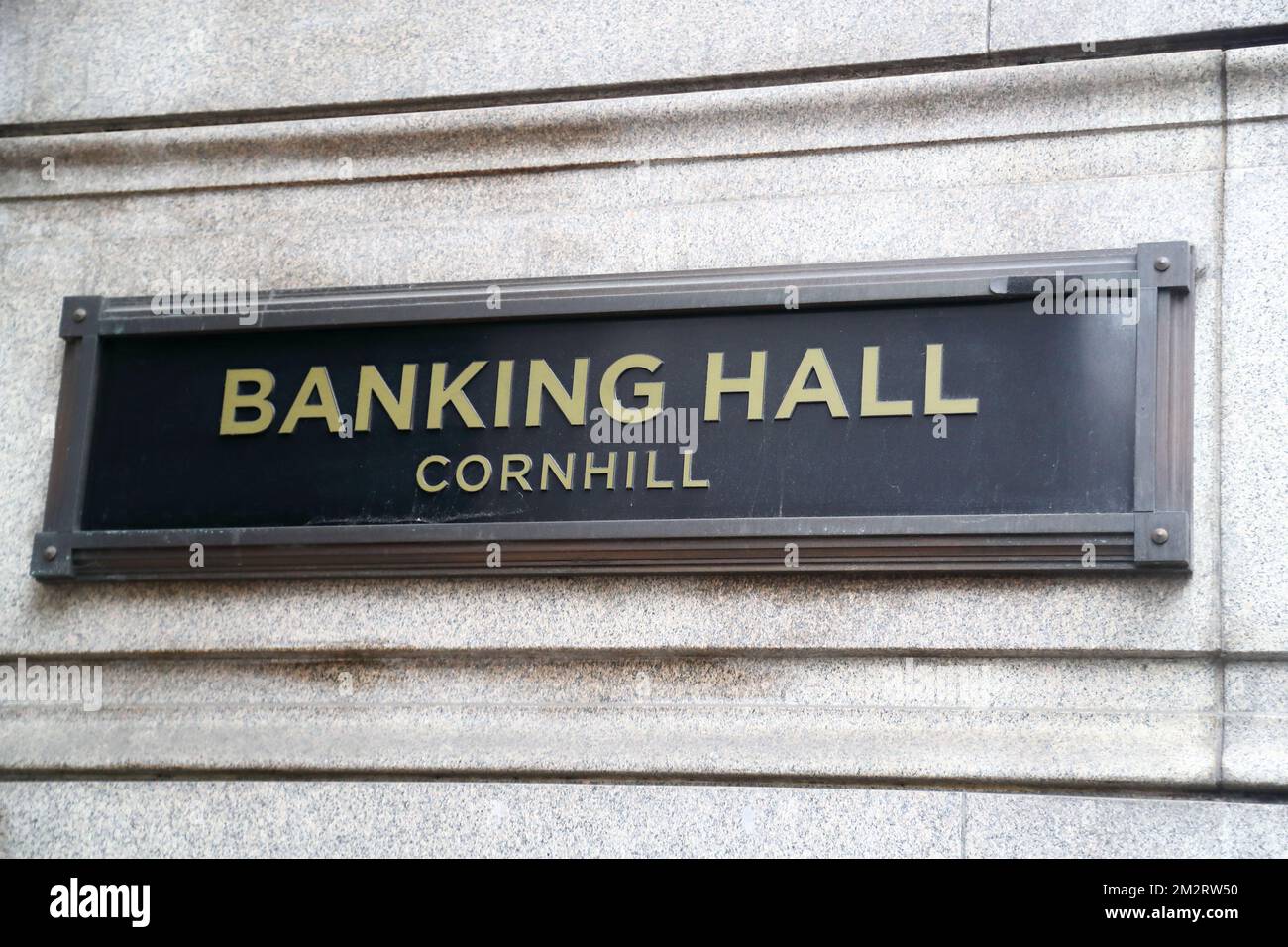 Schild „Banking Hall“ an diesem berühmten Bürogebäude in Cornhill, London, Großbritannien Stockfoto
