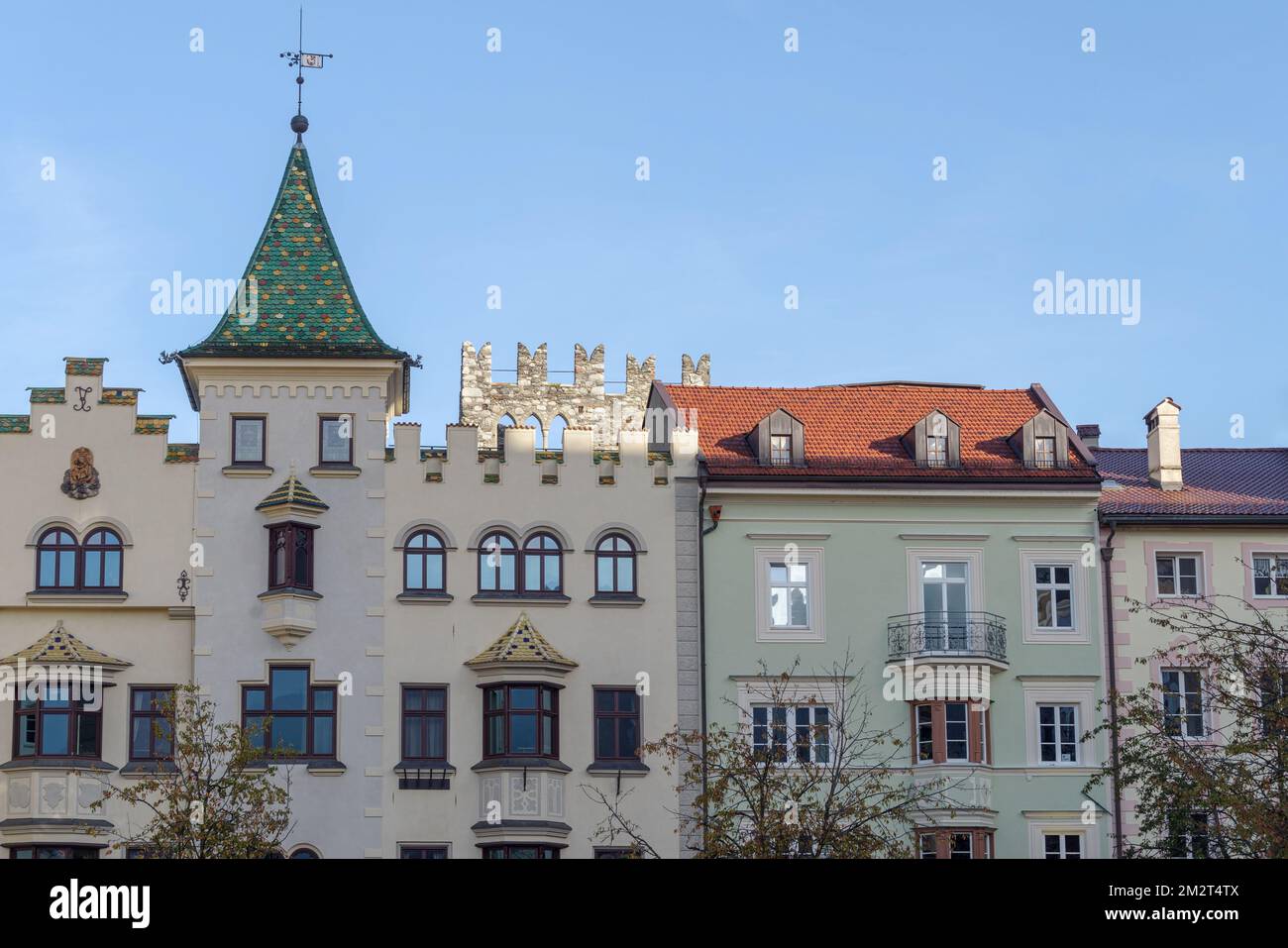 Fassaden von historischen Häusern in der Altstadt von Brixen, der Autonomen Provinz Bozen, Trentino-Südtirol, Norditalien Stockfoto