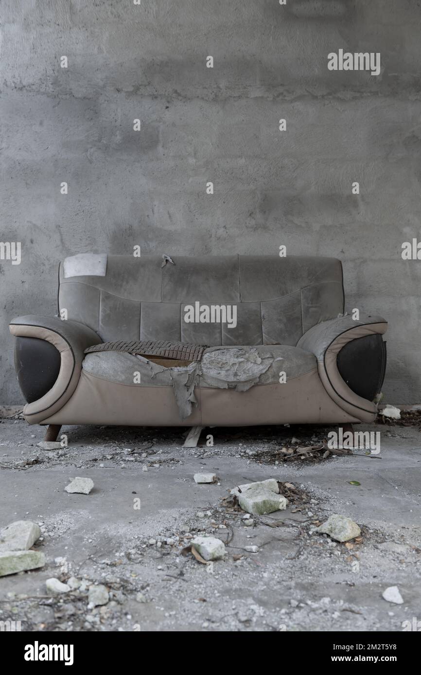 Schwer beschädigtes Sofa bei vertikaler Komposition Stockfoto