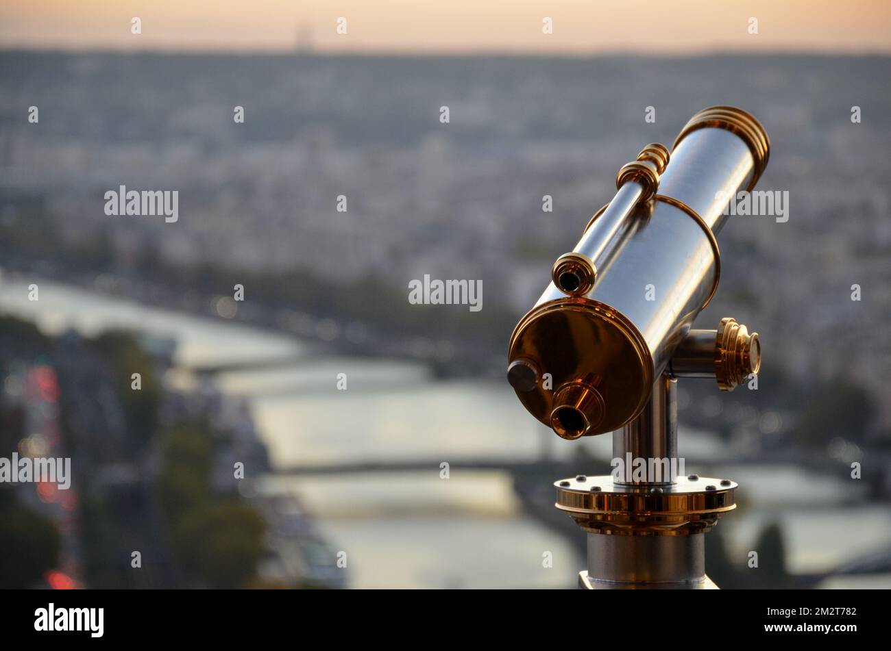 Eine Nahaufnahme eines münzbetriebenen Aussichtspunkts mit Blick auf Paris vom Eiffelturm aus Stockfoto