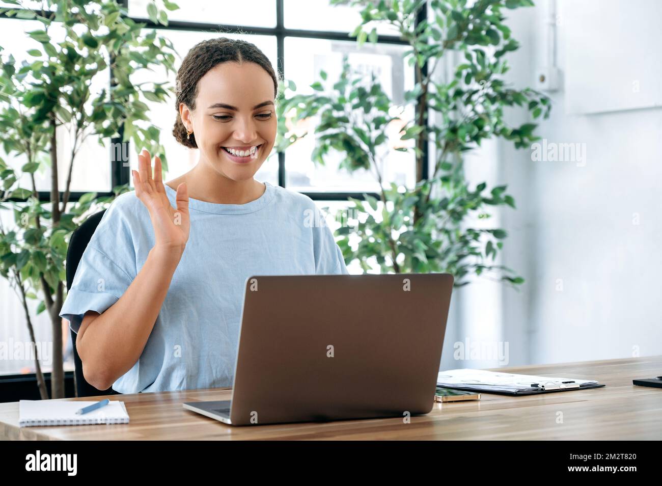 Online-Konversation. Eine positive, erfolgreiche Latino- oder brasilianerin, sitzt am Schreibtisch, spricht in einer Videokonferenz mit einem Kollegen oder Kunden, der Personalmanager führt ein Interview mit dem Kandidaten Stockfoto