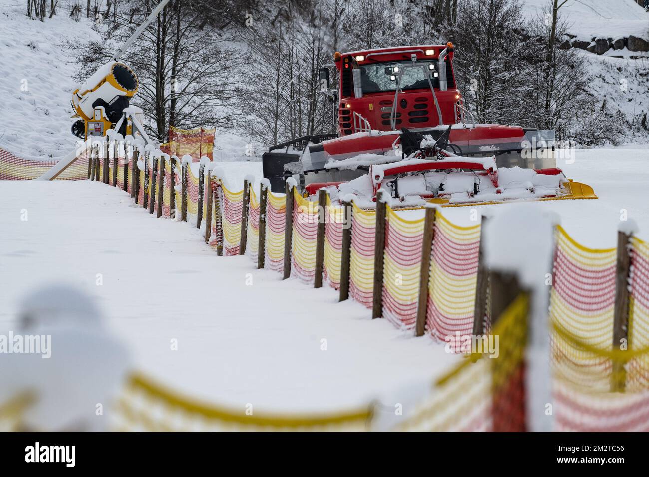 Willingen, Deutschland. 14.. Dezember 2022. Ein Pisten-Tyrann bereitet einen Abhang auf dem Ettelsberg vor. Willingen in der Region Sauerland beginnt die Wintersaison am Abend mit Skifahren mit Flutlicht. Kredit: Swen Pförtner/dpa/Alamy Live News Stockfoto
