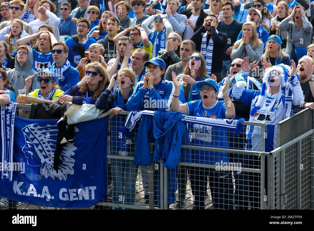 Gents Fans wurden bei der Projektion eines Fußballspiels zwischen KAA Gent und KV Mechelen, dem Finale des Croky-Cup-Wettbewerbs, am Mittwoch, den 01. Mai 2019 in Gent, auf einer großen Leinwand dargestellt. BELGA FOTO NICOLAS MAETERLINCK Stockfoto