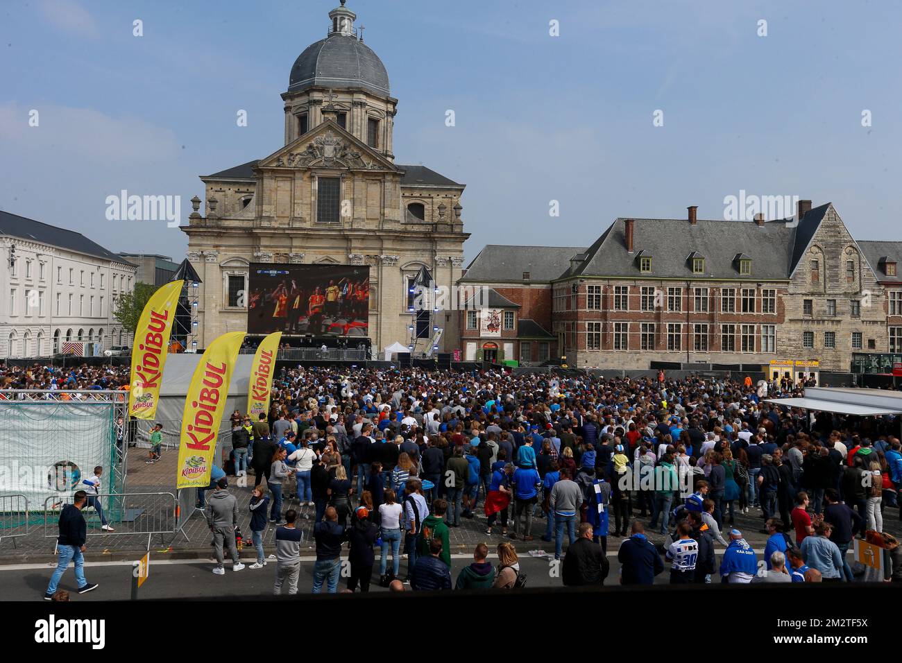 Gents Fans wurden bei der Projektion eines Fußballspiels zwischen KAA Gent und KV Mechelen, dem Finale des Croky-Cup-Wettbewerbs, am Mittwoch, den 01. Mai 2019 in Gent, auf einer großen Leinwand dargestellt. BELGA FOTO NICOLAS MAETERLINCK Stockfoto