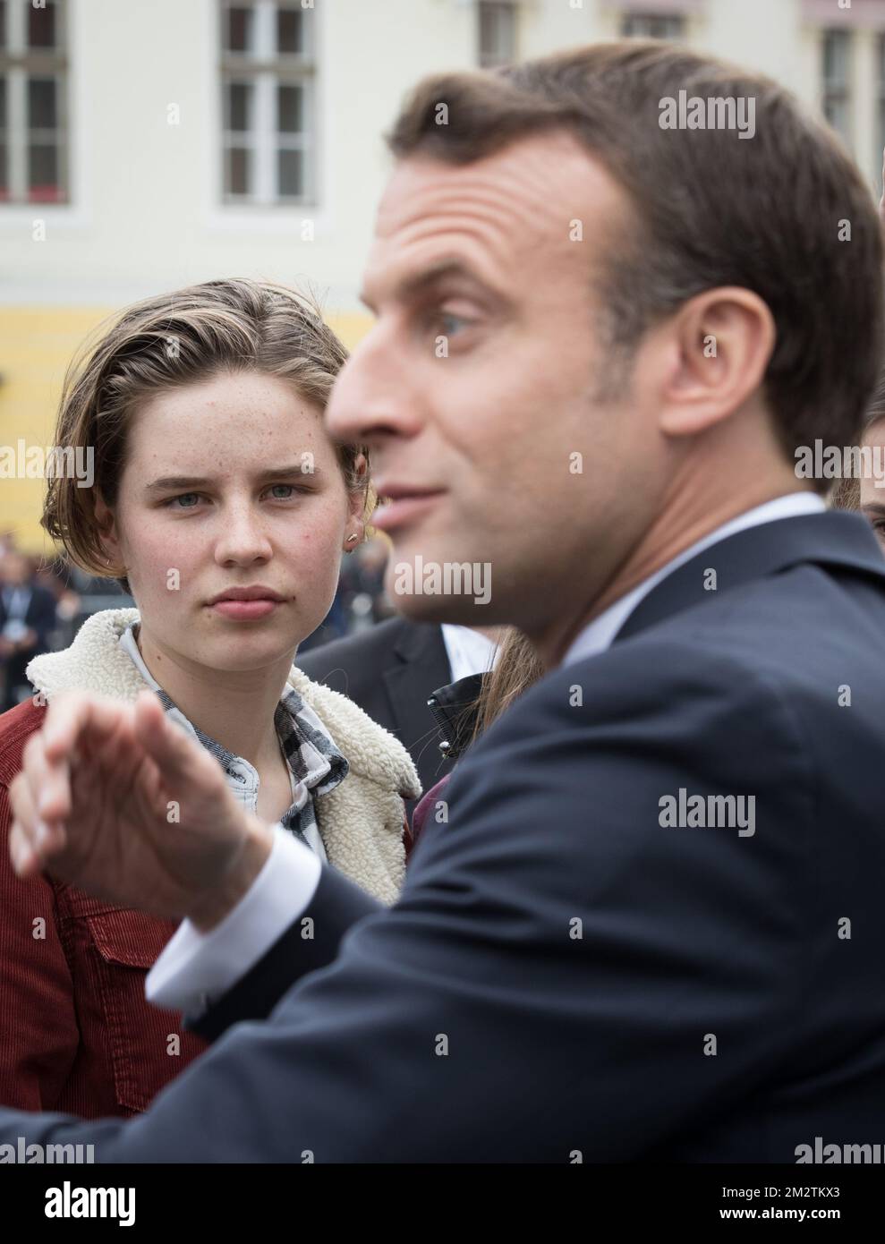 Die belgische Klimaaktivistin Anuna De Wever hört dem französischen Präsidenten Emmanuel Macron zu, der am Donnerstag, den 09. Mai 2019, in Sibiu, Rumänien, auf einem informellen Gipfeltreffen der europäischen Staats- und Regierungschefs Fragen von Journalisten beantwortet. BELGA FOTO BENOIT DOPPPAGNE Stockfoto