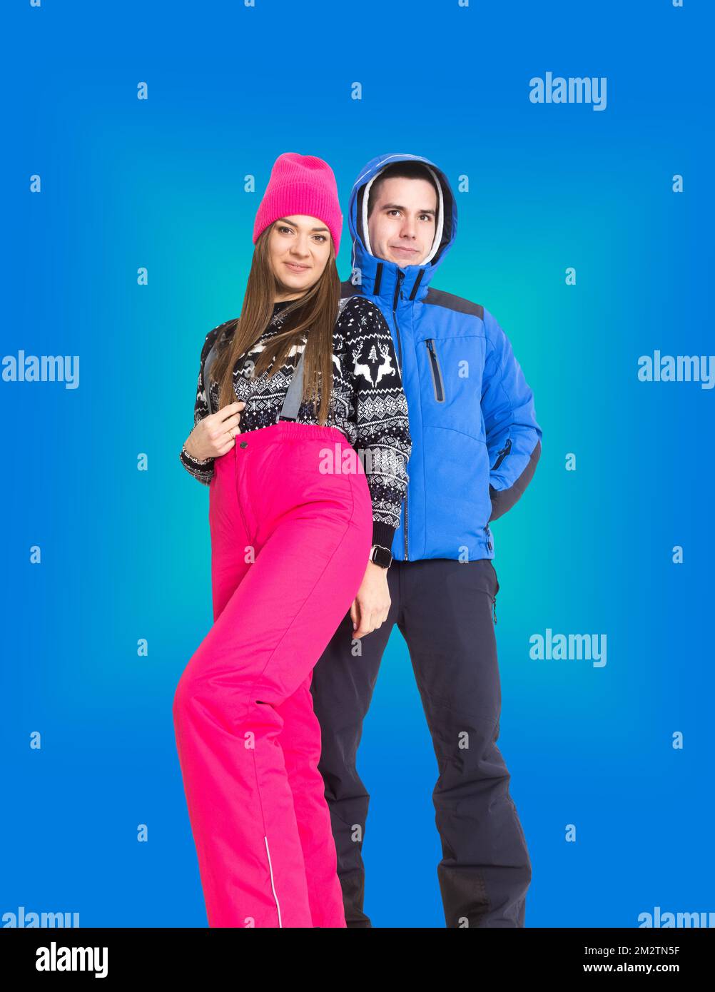 Paar in Skianzügen isoliert auf blauem Hintergrund Stockfoto