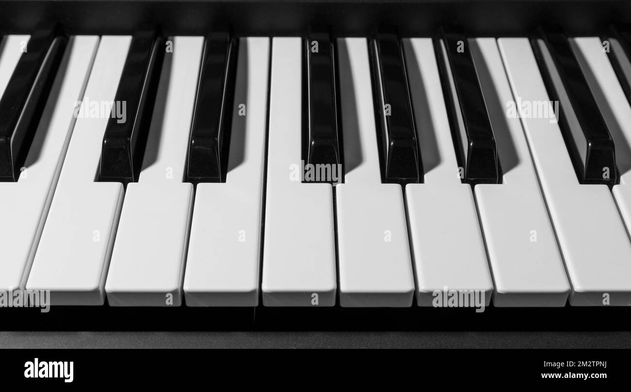 Vorderansicht einer Nahaufnahme einer Klaviertastatur. Stockfoto