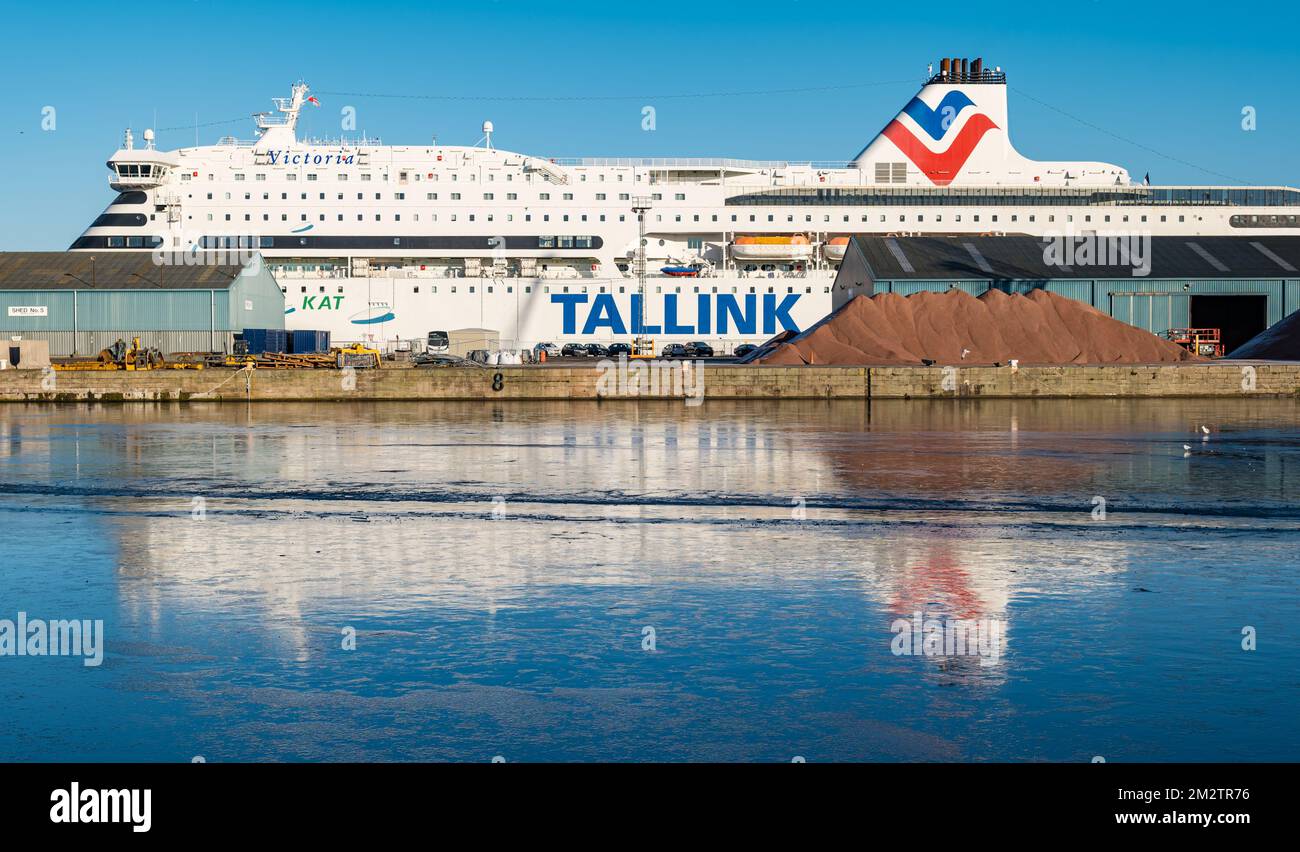 Leith, Edinburgh, Schottland, Großbritannien, 14.. Dezember 2022. Wetter im Vereinigten Königreich: Wasser des Leith-Flusses gefroren: Die anhaltenden Frostbedingungen haben dazu geführt, dass das Hafenbecken gefriert, wo sich die Fähre von Frau Victoria Tallkink, die ukrainische Flüchtlinge beherbergt, im Eis widerspiegelt. Kredit: Sally Anderson/Alamy Live News Stockfoto