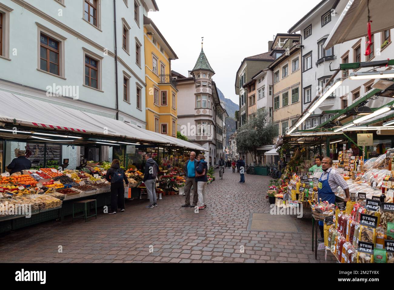 Obst- und Gemüsemarkt auf der Piazza delle Erbe, Bozen, Italien Stockfoto