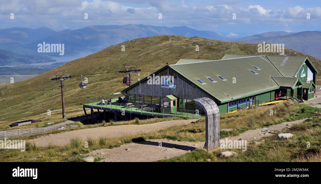 Gondel-Top-Station und Snowgoose Restaurant in Nevis Range auf Aonach Mor, Schottische Highlands. Stockfoto