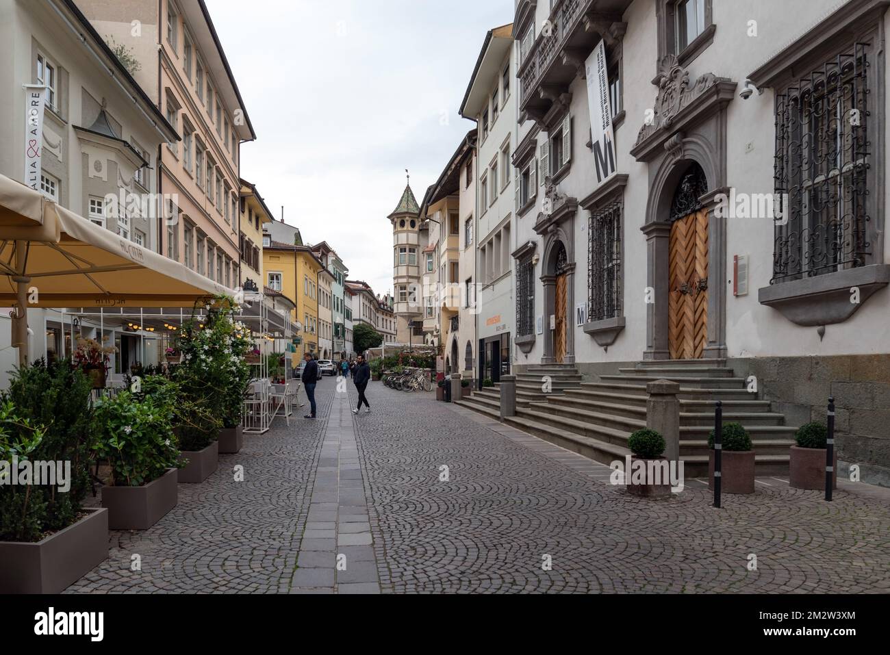 Bozen, Italien - 1. November 2022: Blick auf die Straße in der Altstadt von Bozen, Autonome Provinz Bozen, Trentino-Südtirol, Norditalien Stockfoto