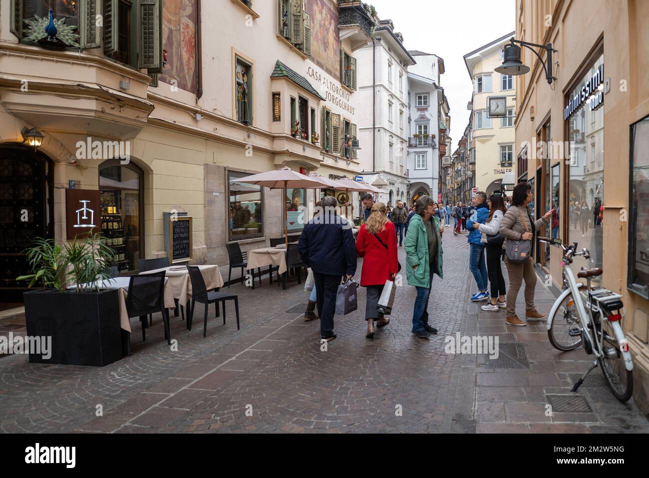 Bozen, Italien - 1. November 2022: Blick auf die Straße in der Altstadt von Bozen, Autonome Provinz Bozen, Trentino-Südtirol, Norditalien Stockfoto