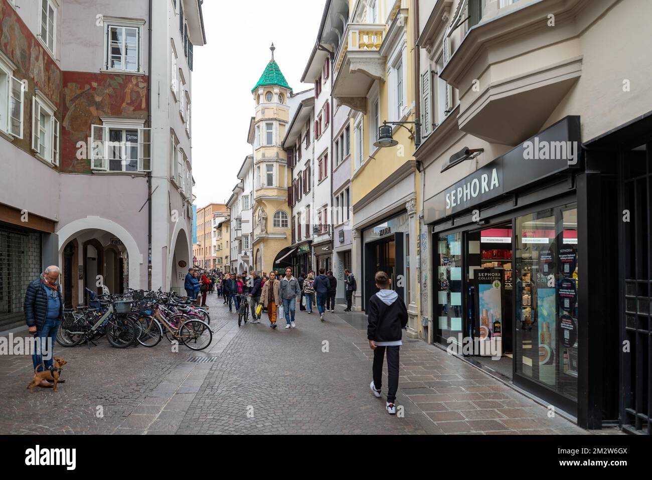 Bozen, Italien - 1. November 2022: Blick auf die Straße in der Altstadt von Bozen, Autonome Provinz Bozen, Trentino-Südtirol, Norditalien Stockfoto