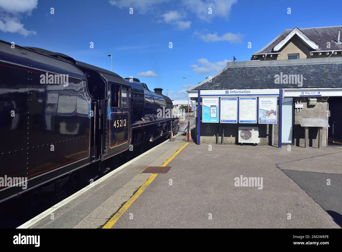 Das Ende der Schlange. LMS Black Five No. 45212 in Mallaig, nachdem er am 5.. September 2022 die Jakobite-Dampfeisenbahn von Fort William transportiert hatte. Stockfoto