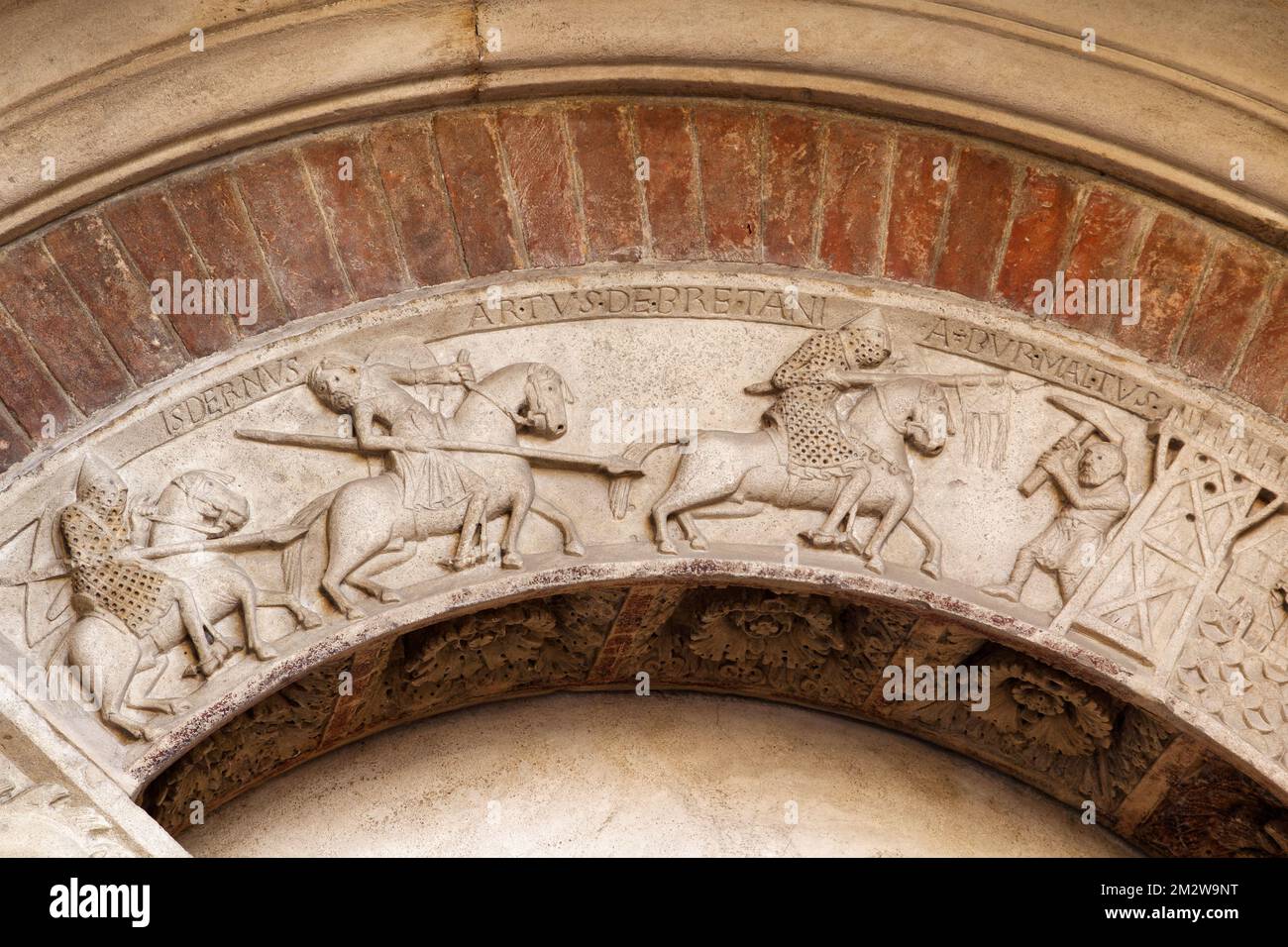 Porta della Pescheria (Kathedrale von Modena) - König Arthur und Yder kämpfen um Guinevere zu retten - vor der alten Legende die Entführung von Guinevere Stockfoto