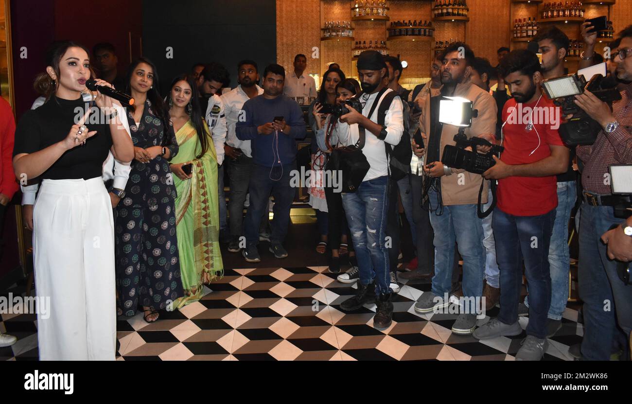 Kalkutta, Westbengalen, Indien. 12.. Dezember 2022. Postervorstellung eines bengalischen Films Dal bat Churma in der South City Mall. Der Regisseur, die Besetzung und die Crew des Films waren dort anwesend. (Kreditbild: © Sayantan Chakraborty/Pacific Press via ZUMA Press Wire) Stockfoto