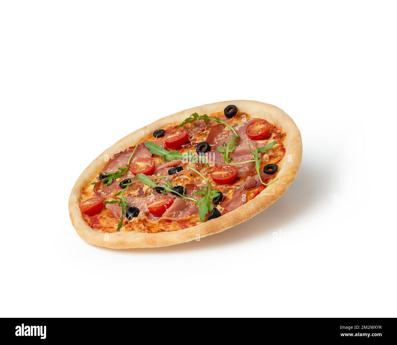 Pizza mit Prosciutto, Tomaten und Käse auf weißem Hintergrund Stockfoto