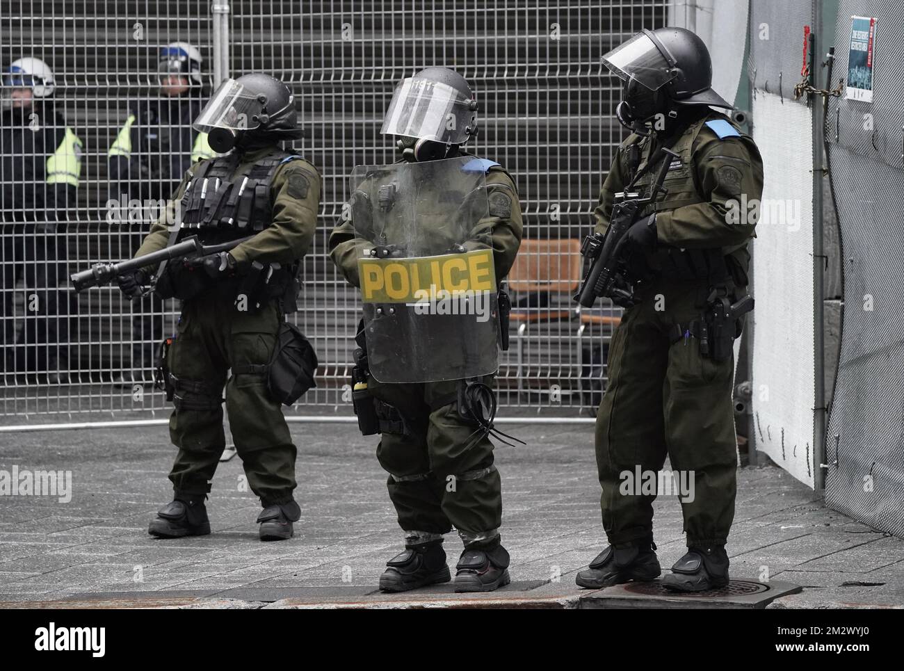 Polizeibeamte in voller Aufruhr-Ausrüstung. Stockfoto
