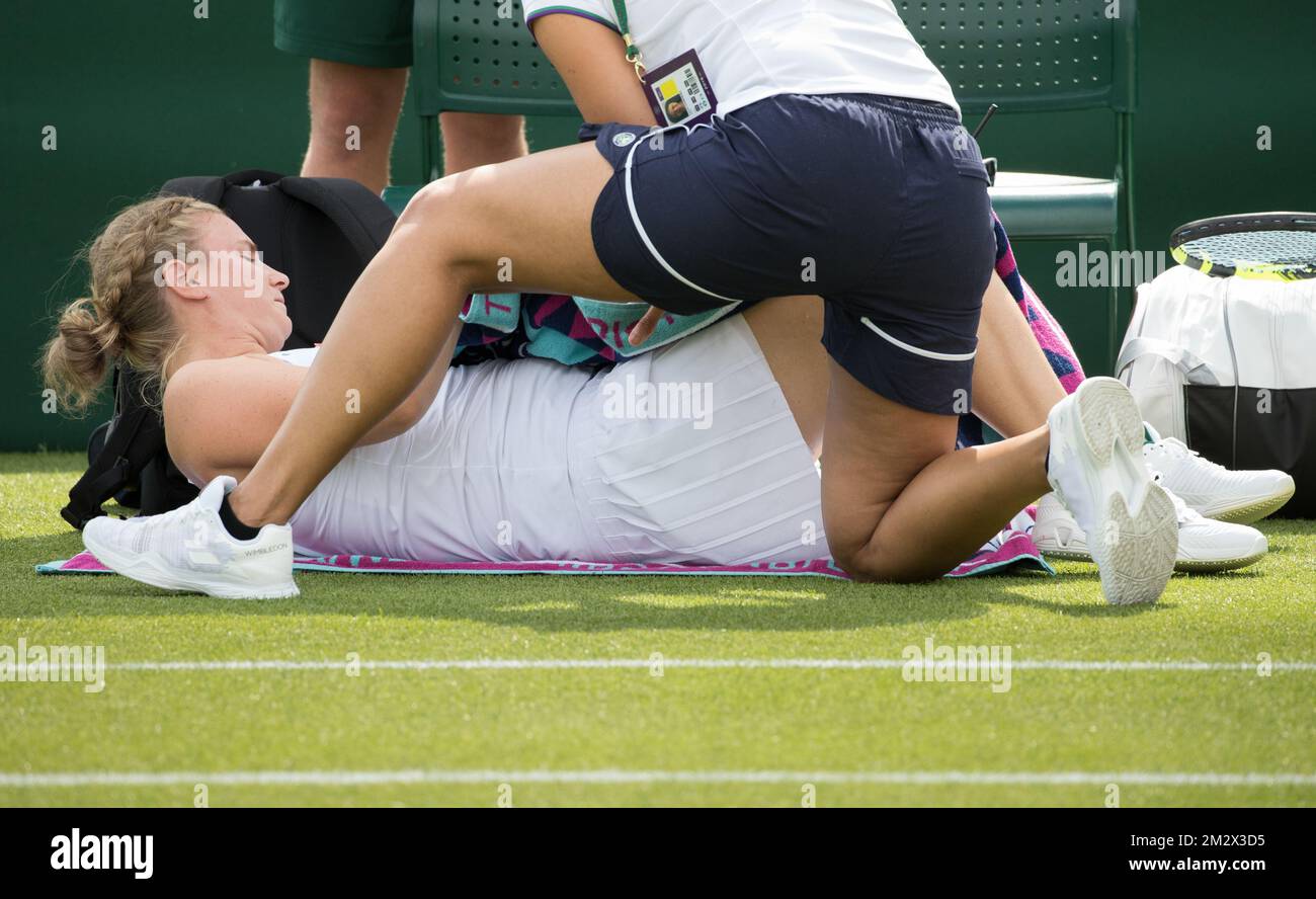 Belgische Ysaline Bonaventure erhält medizinische Versorgung während einer Pause das Spiel zwischen der Russischen Veronika Kudermetova und der belgischen Ysaline Bonaventure in der ersten Runde der FrauenSingles beim Grand-Slam-Tennisturnier 2019 in Wimbledon im All England Tennis Club, im Südwesten Londons, Großbritannien, Montag, 01. Juli 2019. BELGA FOTO BENOIT DOPPPAGNE Stockfoto