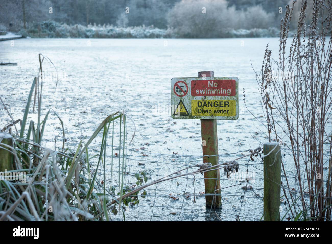 Bolton, England, Großbritannien. 14.. Dezember 2022. Ein eiskalter Tag im Moses Gate Country Park. Der größte Teil des Wassers ist gefroren, und die Temperaturen werden den ganzen Tag über kaum über 0 °C ansteigen. Kredit: Callum Fraser/Alamy Live News Stockfoto