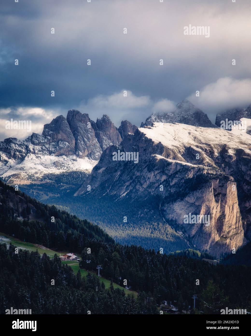Die Morgensonne durchbricht die Dolomiten Norditaliens um den Sella Pass. Stockfoto