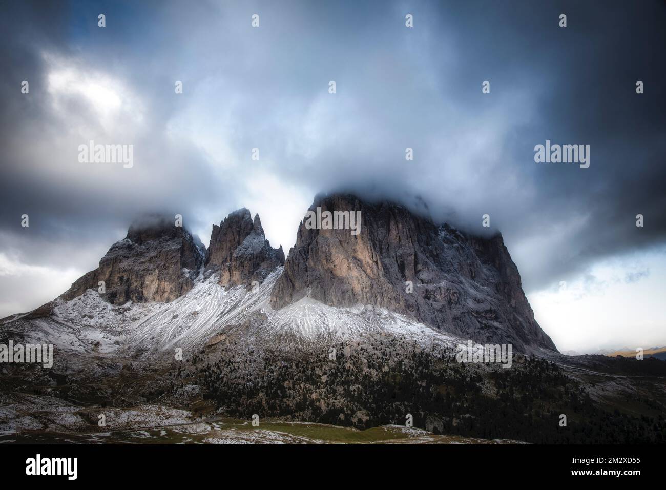 Sassolungo, umgeben von Wolken am Sella Pass über Val Gardena in den Dolomiten Norditaliens. Stockfoto