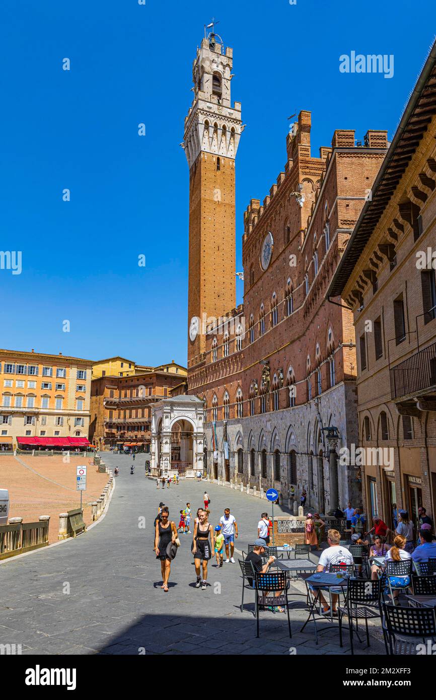 Straßencafe an der Piazza del Campo, dahinter der Turm des Palazzo Pubblico, Palazzo Comunale, Siena, Toskana, Italien Stockfoto