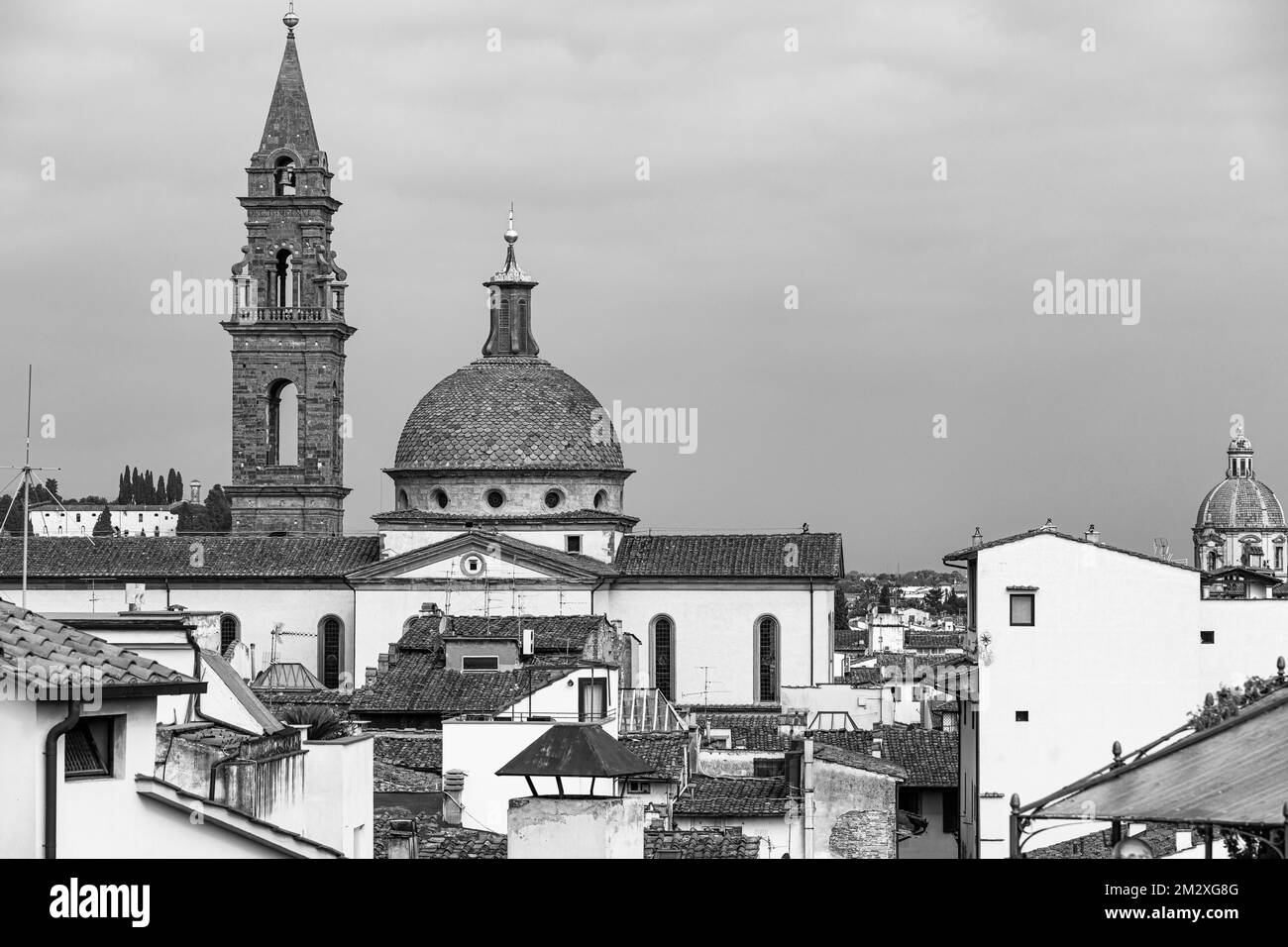 Über den Dächern von Florenz, auf der Rückseite die Kirche Santo Spirito, Schwarzweißfoto, Florenz, Toskana, Italien Stockfoto