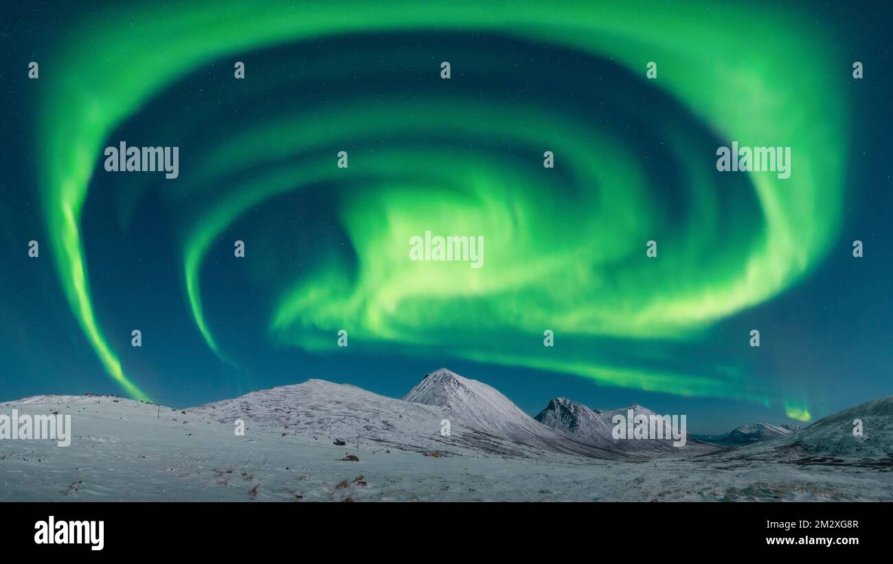 Eine Spirale Aurora Borealis über Norwegens nahe Tromso. Hochwertige Nordlichter mit Panoramablick Stockfoto