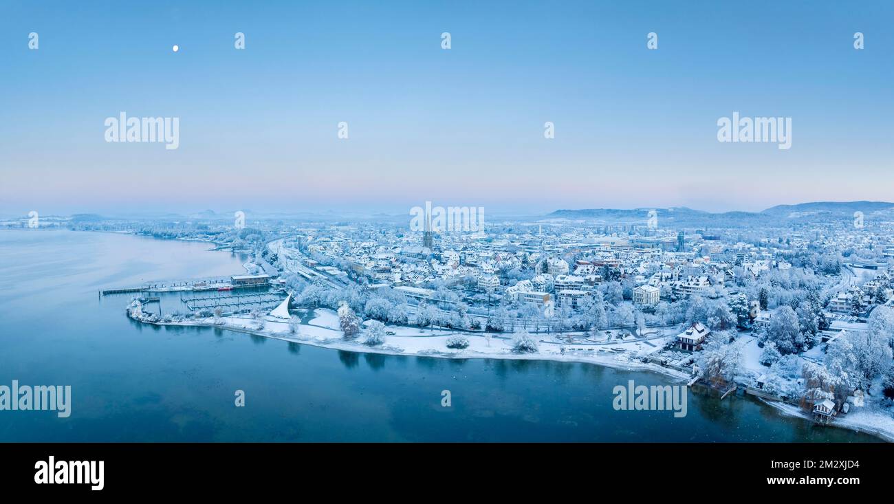 Luftaufnahme der Stadt Radolfzell am Bodensee an einem kalten Wintermorgen, Bezirk Konstanz, Baden-Württemberg, Deutschland Stockfoto