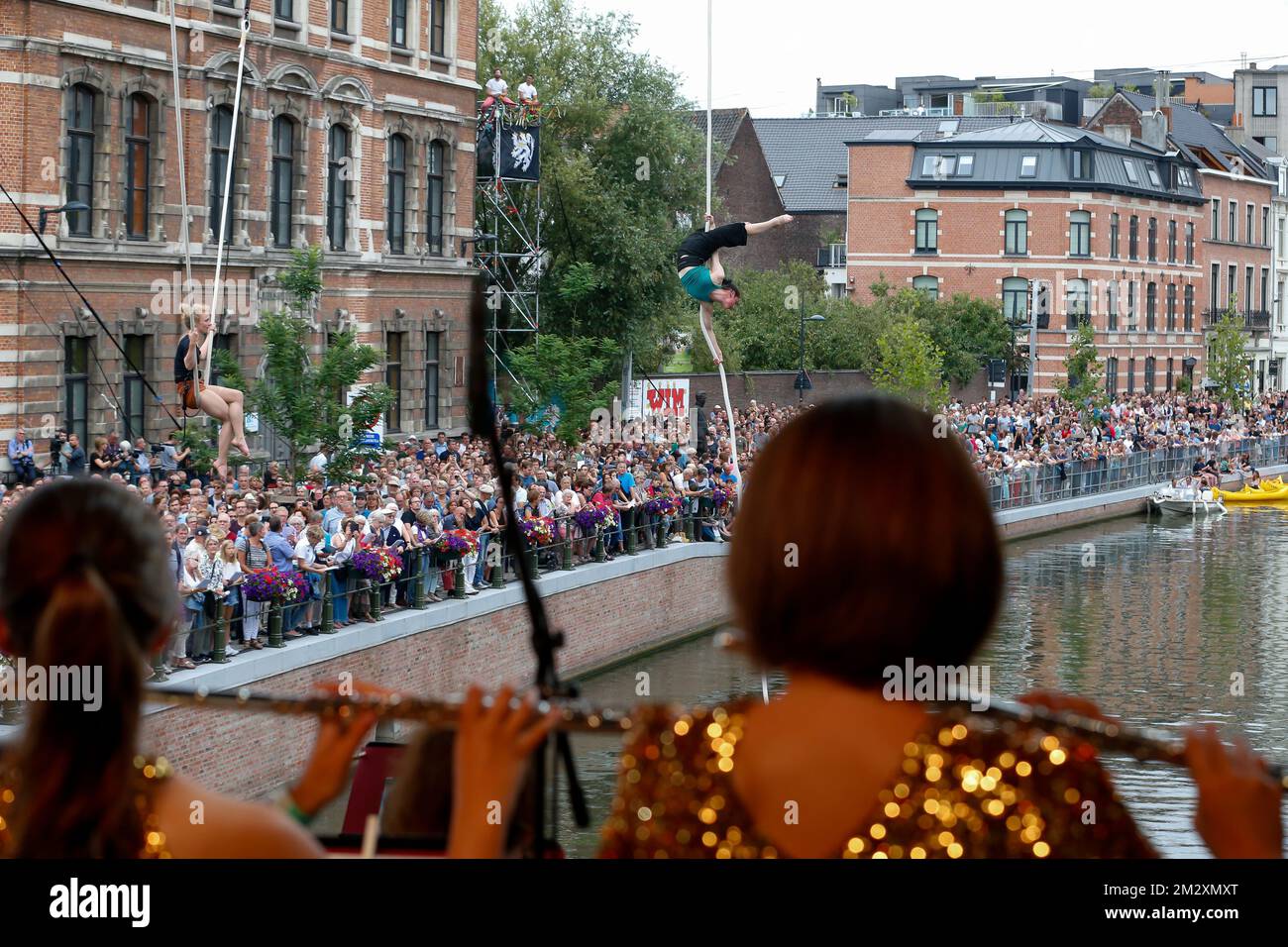 Trapezkünstler in Reep zur Eröffnung des Stadtfestivals „Gentse Feesten“ 176. in Gent, Freitag, den 19. Juli 2019. Die diesjährige Ausgabe findet vom 19. Bis 28. Juli statt. BELGA FOTO NICOLAS MAETERLINCK Stockfoto