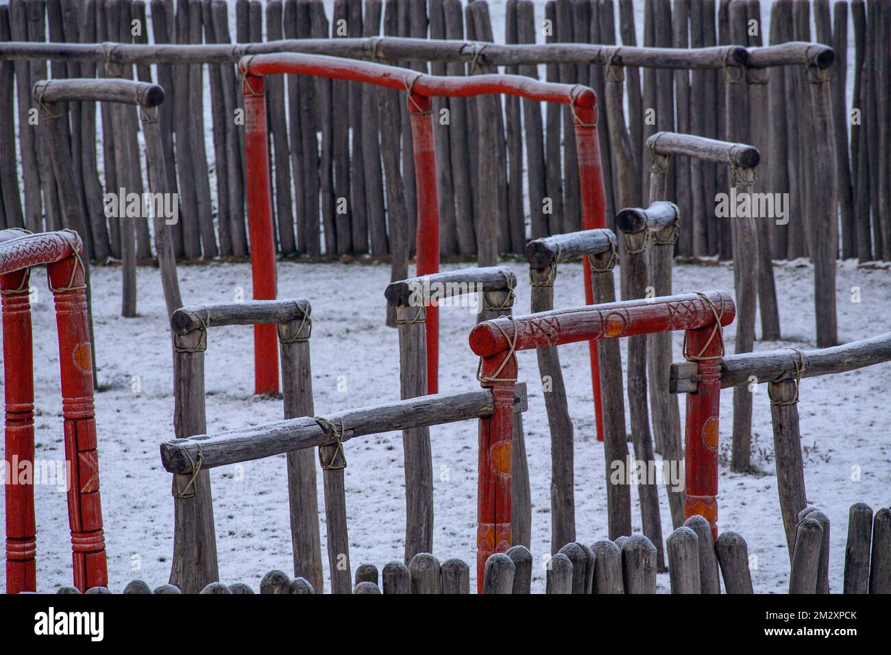 14. Dezember 2022, Sachsen-Anhalt, Zackmünde: Schnee liegt im Schutzgebiet zwischen roten Toren und grauen Stählen. Der Schnee von Anfang der Woche blieb in Permafrost. Der Frost soll noch länger halten. Erst in der kommenden Woche sollte es wieder wärmer werden. Foto: Klaus-Dietmar Gabbert/dpa Stockfoto