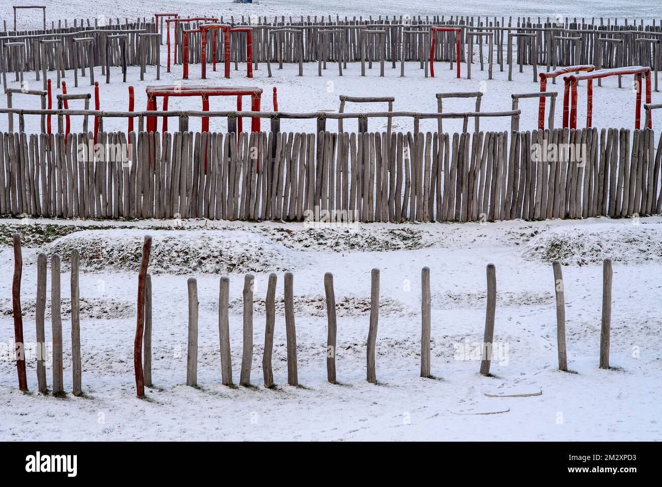 14. Dezember 2022, Sachsen-Anhalt, Zackmünde: Schnee liegt im Schutzgebiet zwischen roten Toren und grauen Stählen. Der Schnee von Anfang der Woche blieb in Permafrost. Der Frost soll noch länger halten. Erst in der kommenden Woche sollte es wieder wärmer werden. Foto: Klaus-Dietmar Gabbert/dpa Stockfoto