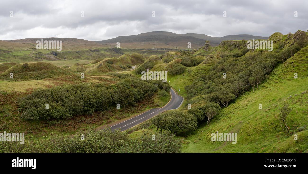 Straße durch Fairy Glen, Trotternish, Isle of Skye, Inner Hebrids, Schottland, Vereinigtes Königreich Stockfoto