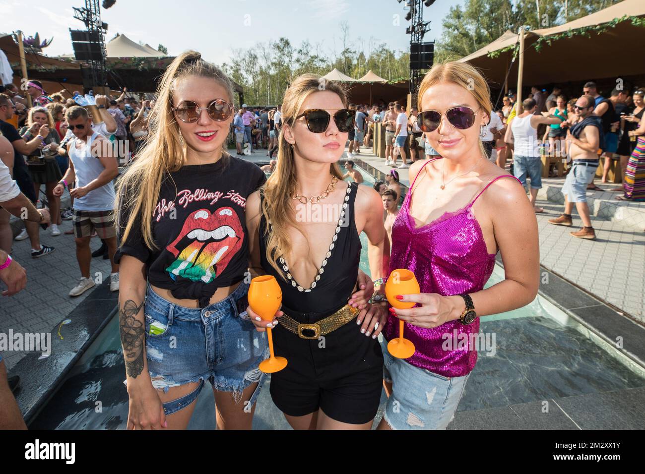 Poolparty auf der Versuz-Bühne am ersten Tag des zweiten Wochenendes des Musikfestivals Tomorrowland, Freitag, den 26. Juli 2019. Die 15.. Ausgabe des Elektronischen Musikfestivals Tomorrowland findet vom 19. Bis 21. Juli 2019 und vom 26. Bis 28. Juli 2019 im Gelände „De Schorre“ in Boom statt. BELGA FOTO DAVID PINTENS Stockfoto
