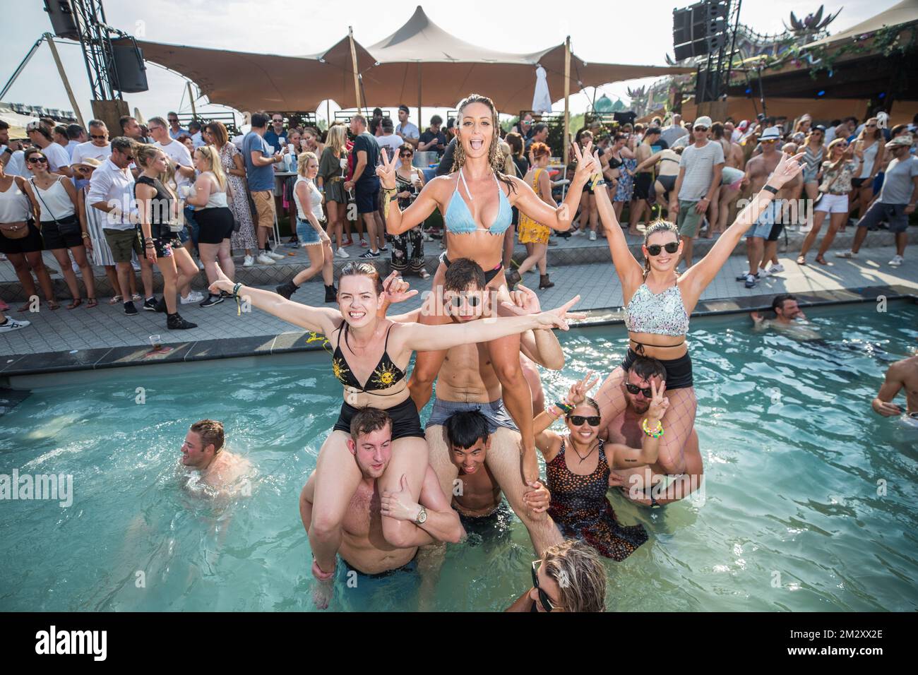 Poolparty auf der Versuz-Bühne am ersten Tag des zweiten Wochenendes des Musikfestivals Tomorrowland, Freitag, den 26. Juli 2019. Die 15.. Ausgabe des Elektronischen Musikfestivals Tomorrowland findet vom 19. Bis 21. Juli 2019 und vom 26. Bis 28. Juli 2019 im Gelände „De Schorre“ in Boom statt. BELGA FOTO DAVID PINTENS Stockfoto