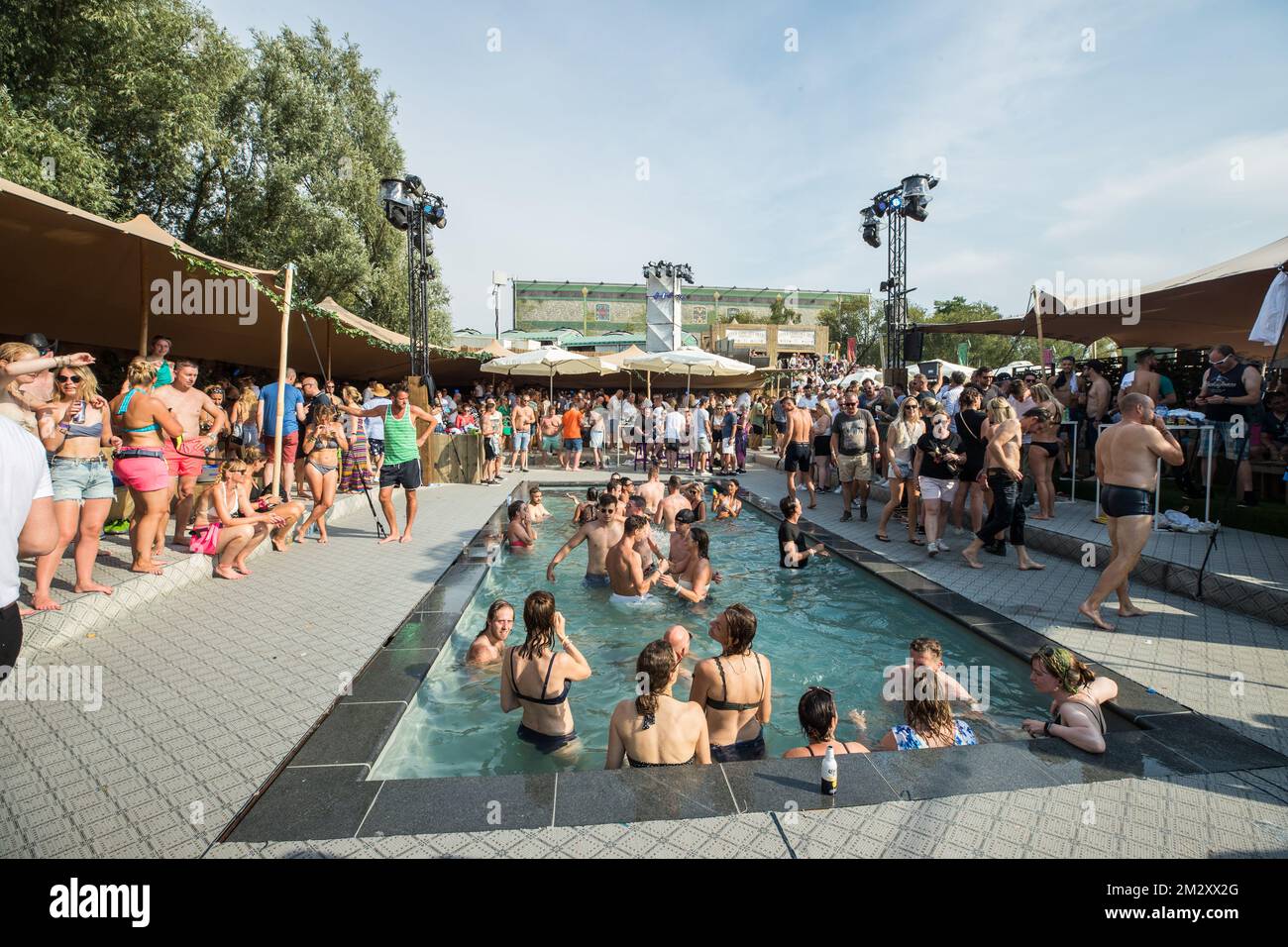Poolparty auf der Versuz-Bühne am ersten Tag des zweiten Wochenendes des Musikfestivals Tomorrowland, Freitag, den 26. Juli 2019. Die 15.. Ausgabe des Elektronischen Musikfestivals Tomorrowland findet vom 19. Bis 21. Juli 2019 und vom 26. Bis 28. Juli 2019 im Gelände „De Schorre“ in Boom statt. BELGA FOTO DAVID PINTENS Stockfoto