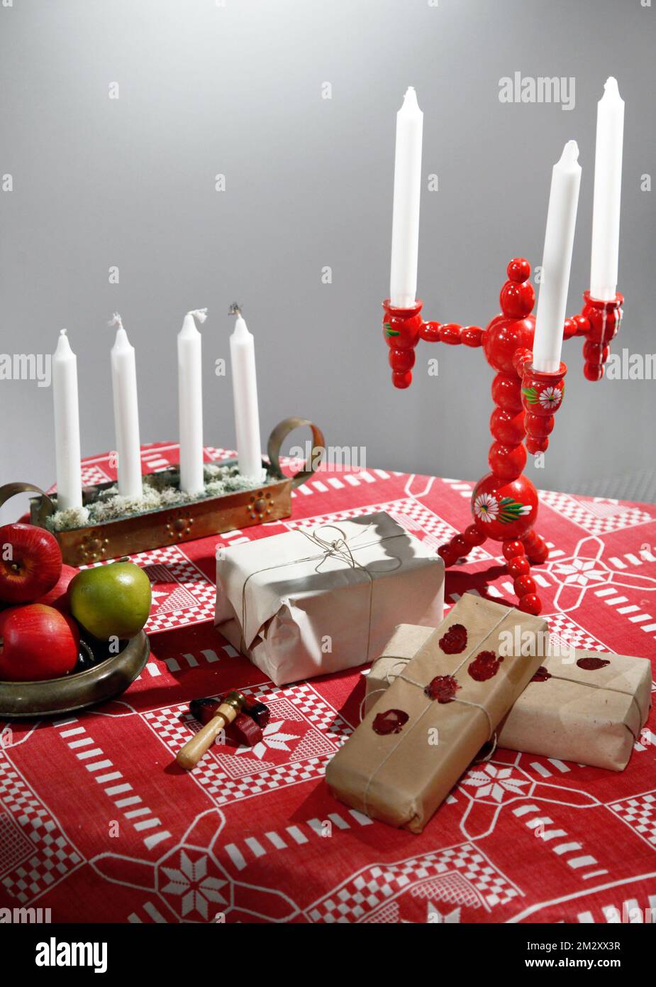Weihnachten wie in alten Zeiten. Kerzenhalter, Adventskerzenhalter und Weihnachtsgeschenke. Stockfoto