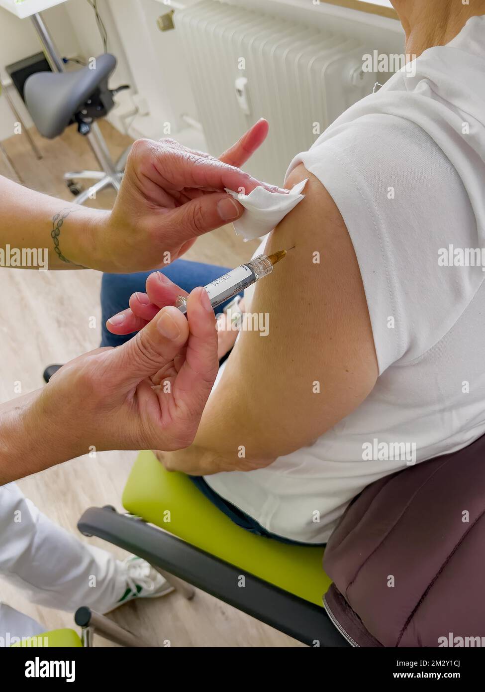 Frau bekommt Grippeimpfung in der Arztpraxis Grippeimpfung, Deutschland Stockfoto