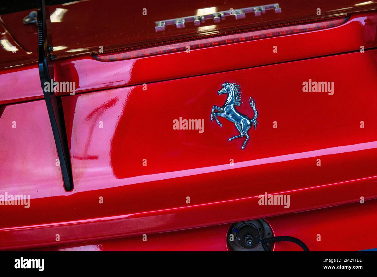 Ferrari-Emblem Logo Markenzeichen des Zuchtpferdes Cavallino Rampante auf der Rückseite des roten italienischen Sportwagens Ferrari 458 Challenge, Spa Francorchamps, Belgien Stockfoto